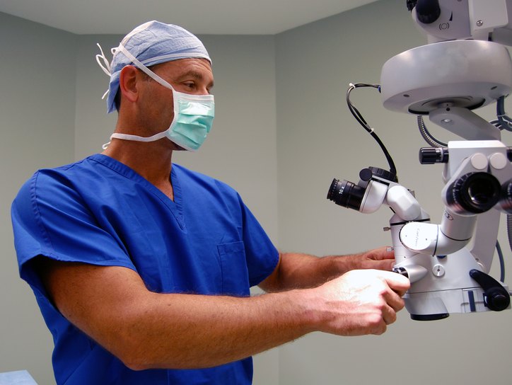 глазной хирург и операционный микроскоп