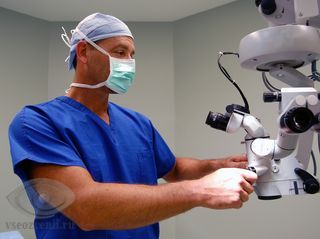 глазной хирург в операционной